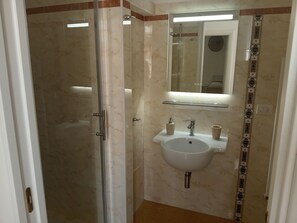 Appartement Confort | Salle de bain | Douche, douche à « effet pluie », sÚche-cheveux, bidet