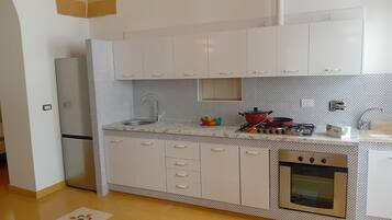 Apartamento conforto | Cozinha privada | Geladeira grande, fogão, cooktop, talheres/pratos/utensílios de cozinha
