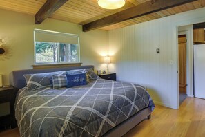 House (2 Bedrooms) | Interior - Silver Creek Vacation Rental on Mayfield Lake! (Silver Creek)