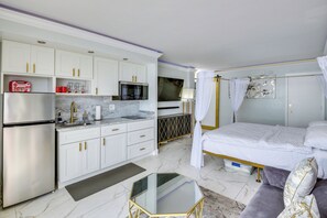 Interior - Cozy Florida Getaway w/ Pool Access & Ocean Views! (Daytona Beach)