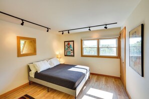 Interior - 13 Mi to Catamount Mountain Resort: Studio w/ Deck (Hudson)