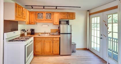 13 Mi to Catamount Mountain Resort: Studio w/ Deck