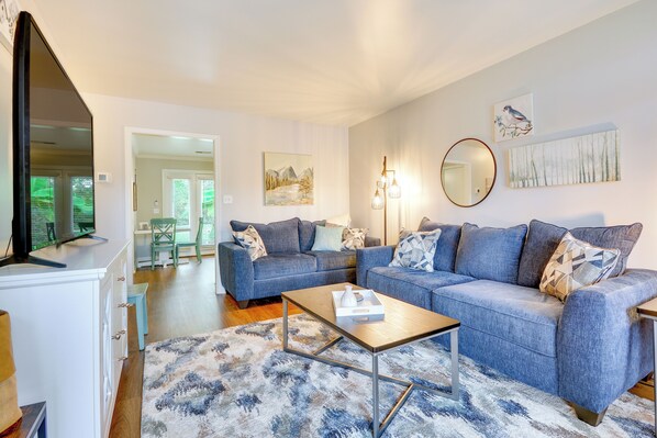 Living area - Ideally Located High Point Condo With Patio! (High Point)