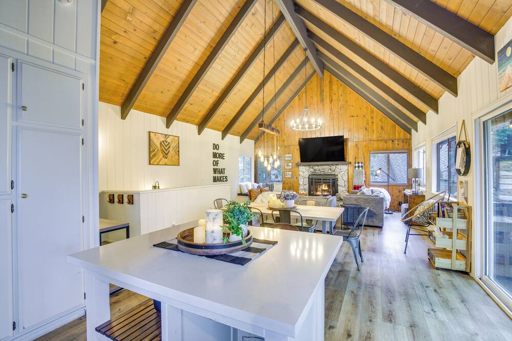 Cozy & Chic Lake Arrowhead Cabin w/ Deck! - Lake Gregory, CA