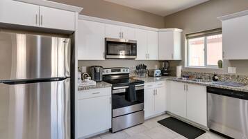 Casa (3 Bedrooms) | Cozinha privada | Micro-ondas, fogão, cooktop, lava-louças