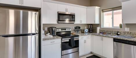 House (3 Bedrooms) | Private kitchen | Microwave, oven, stovetop, dishwasher