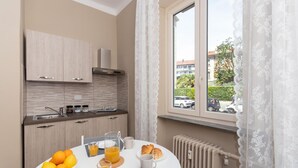 Una cocina moderna con comedor, vista a la calle y un radiador.