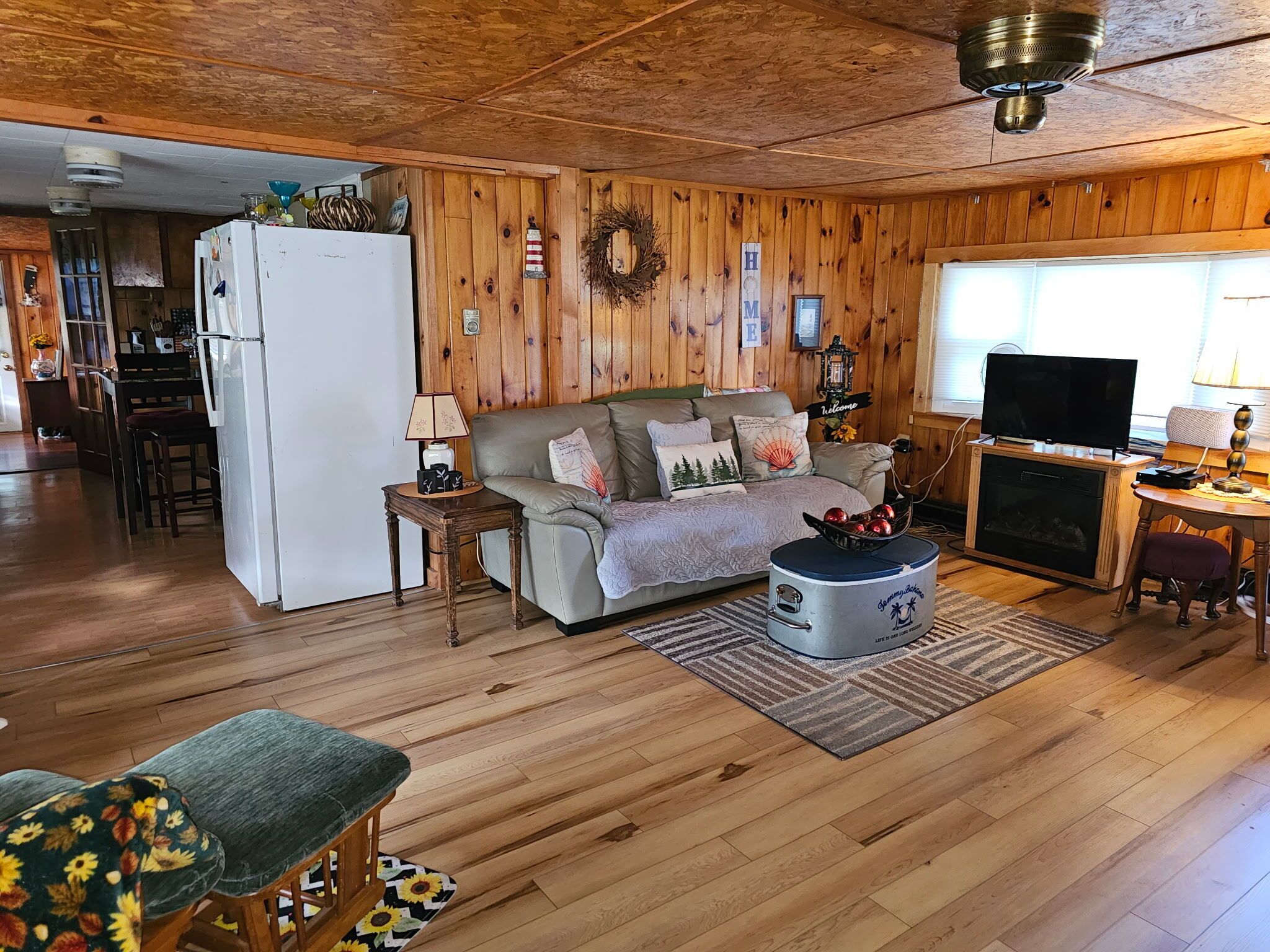 Smart-tv, eldstad och ett filmbibliotek