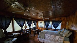 3 bedrooms, iron/ironing board, WiFi (free), bed sheets