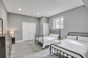 独立别墅, 6 间卧室 | 6 多间卧室、办公桌、笔记本电脑工作区、熨斗/熨衣板