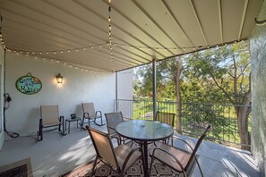 Outdoor dining - Ww I102 Restful River Retreat 2 Bedroom Condo by RedAwning (New Braunfels)