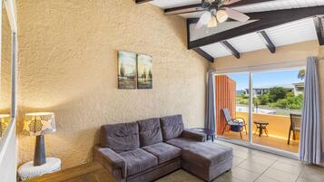 Kondominium, 1 kamar tidur | Area keluarga | Smart TV