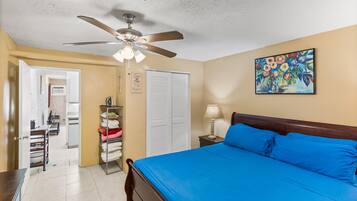 Appartement, 1 slaapkamer | 1 slaapkamer, een bureau, een laptopwerkplek