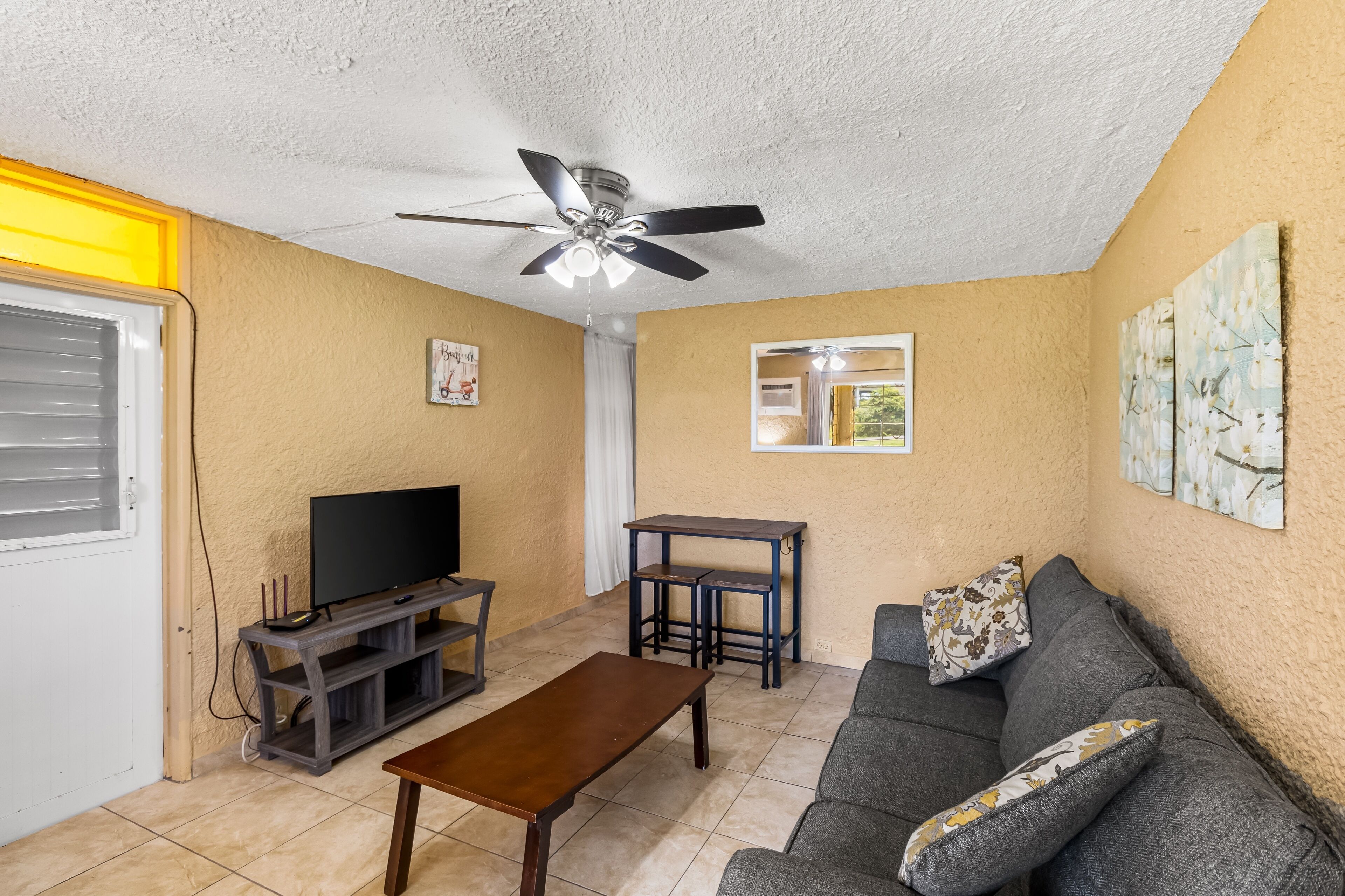 Condo, 1 habitación | Área de sala de estar | Smart TV 