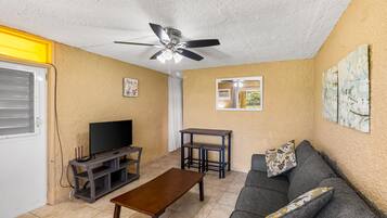 Condo, 1 habitación | Área de sala de estar | Smart TV