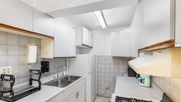 Condo, 2 Bedrooms | Private kitchen | Fridge, oven, coffee/tea maker, toaster