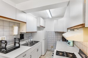 Lejlighed - 2 soveværelser | Privat køkken | Køleskab, ovn, kaffe-/temaskine, brødrister