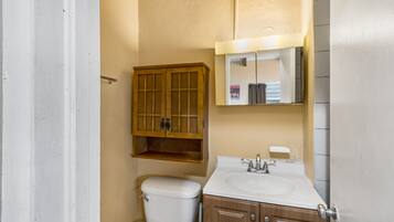 Condo, 1 habitación | Baño | Toallas y shampoo