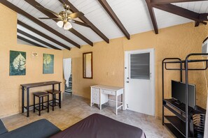 Appartamento, 1 camera da letto | 1 camera, una scrivania, postazione laptop, ferro/asse da stiro