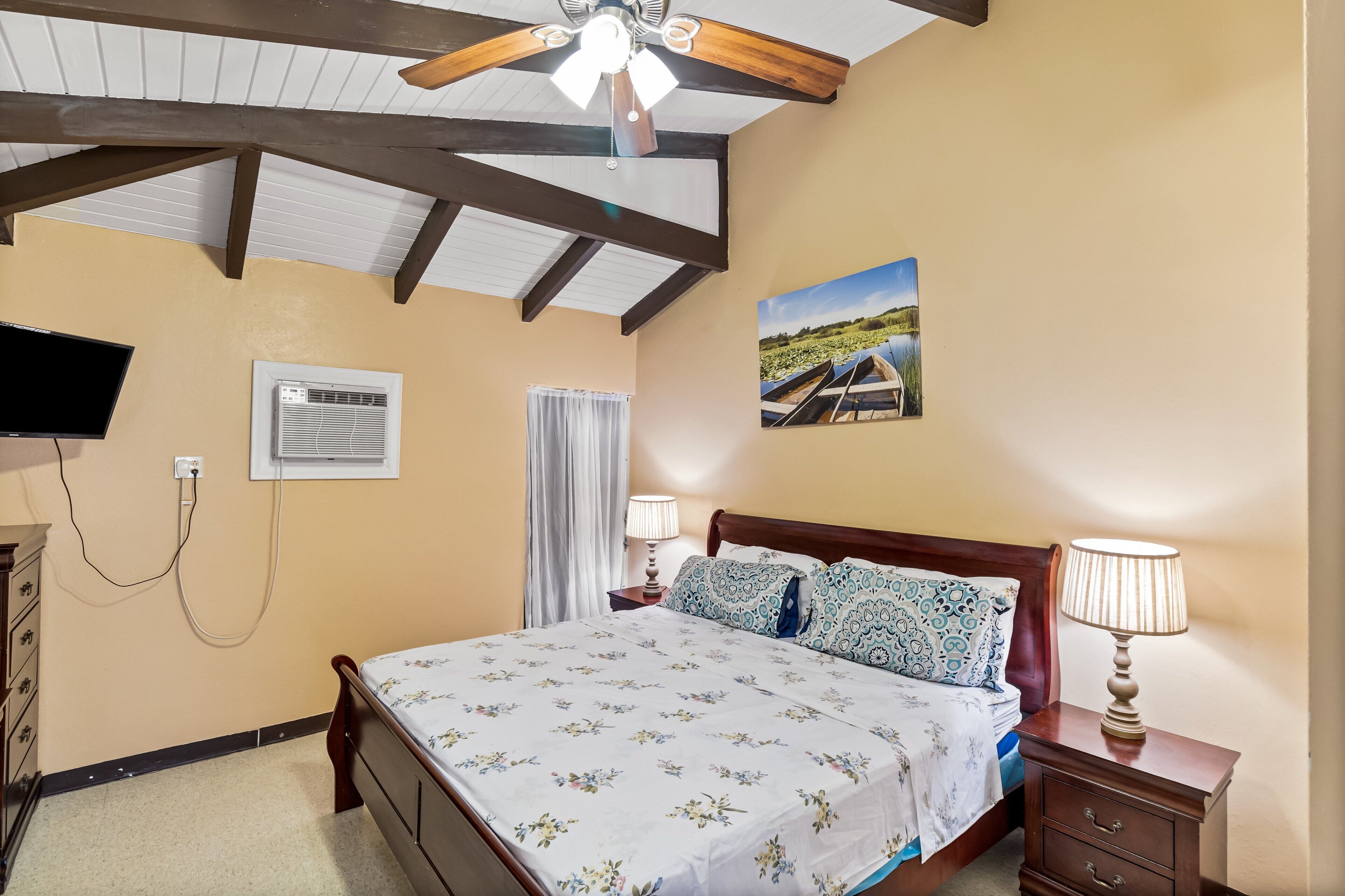 Condo, 1 Bedroom | 1 bilik tidur, meja, ruang kerja komputer riba, seterika/papan seterika 