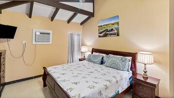 Condo, 1 Bedroom | 1 bilik tidur, meja, ruang kerja komputer riba, seterika/papan seterika