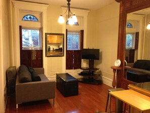 Living area - Historic Brownstone with Deck - 15 minutes from Manhattan. (Brooklyn)