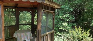 Outdoor dining - Sunrise Mountain Cabin in Nature's Paradise at 3000 feet! (Chatsworth)