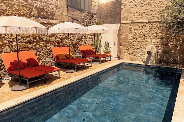 Alberca al aire libre por temporada y sombrillas en la alberca