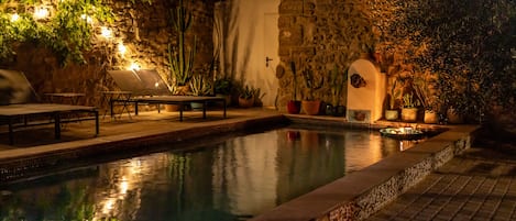 Piscine extérieure (ouverte en saison), parasols de plage