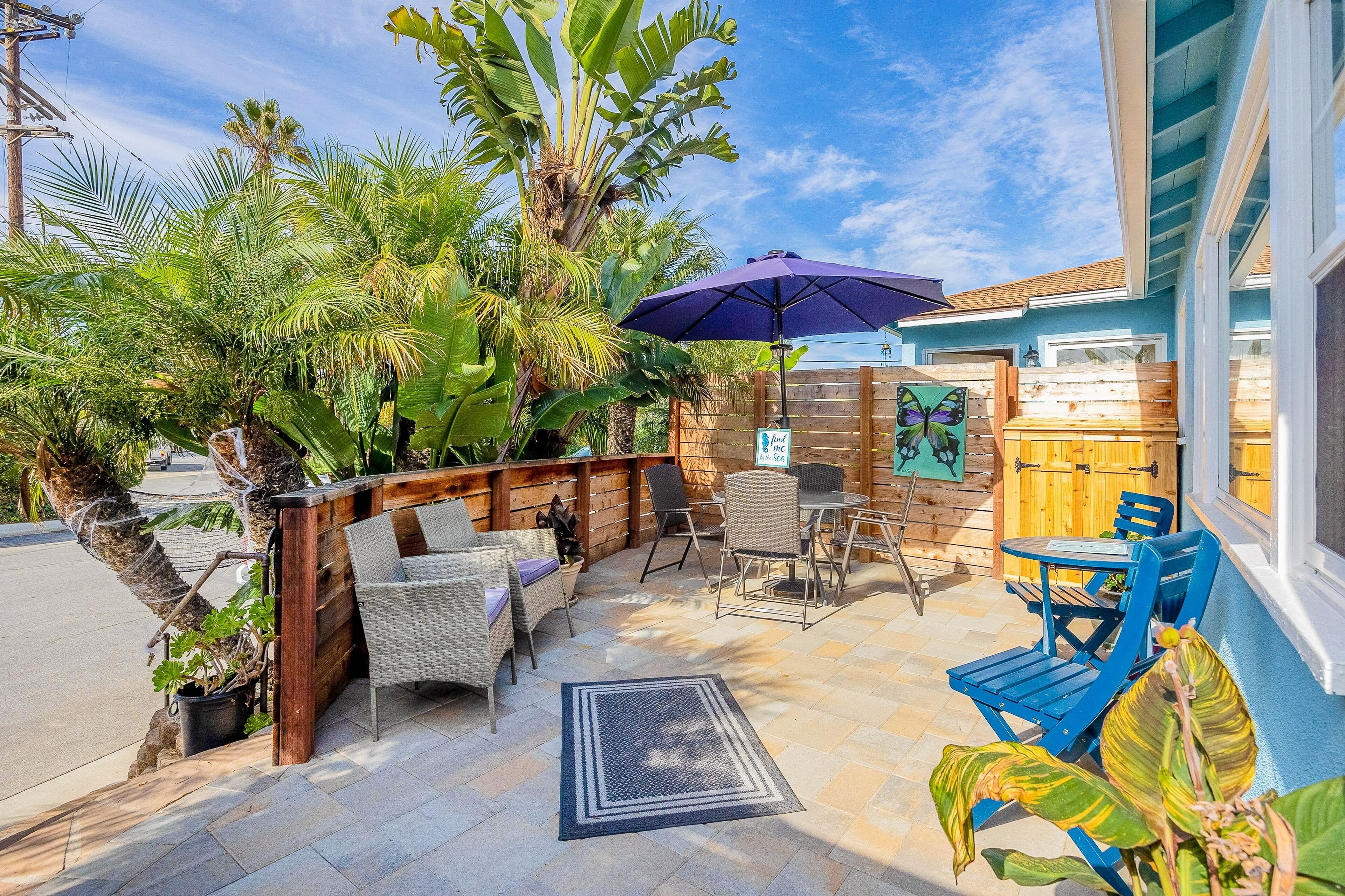 Adorable dog-friendly beach bungalow close to the beach with private patio & W/D