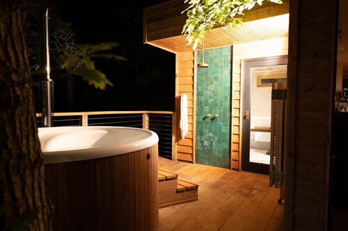 Luxury Treehouse with amazing views in 100 acres of secluded private Land.