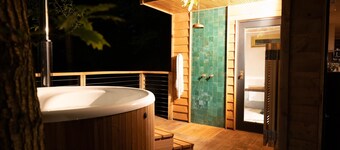 Luxury Treehouse with amazing views in 100 acres of secluded private Land.