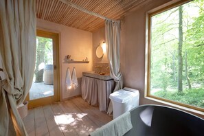 Regadera, toallas, papel de baño 