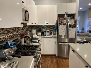Fridge, microwave, dishwasher, high chair - Spacious and modern infant-friendly apartment  (Brooklyn)
