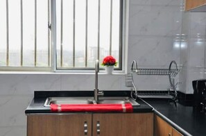 Een koelkast, een magnetron, een oven, een kookplaat