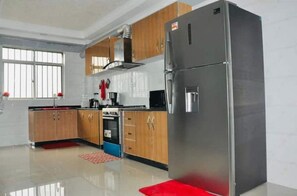 Fridge, microwave, oven, stovetop - Luxury Solos Lavington 3-Bedroom Dream Apartment (Nairobi)