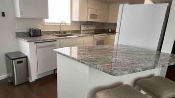 Réfrigérateur, four à micro-ondes, un four, surface de cuisson