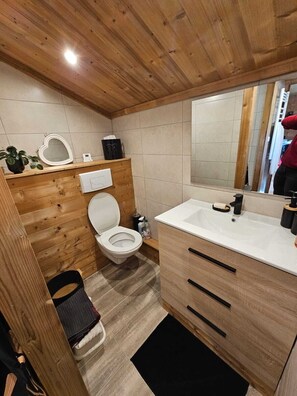 Een douche, een haardroger, handdoeken