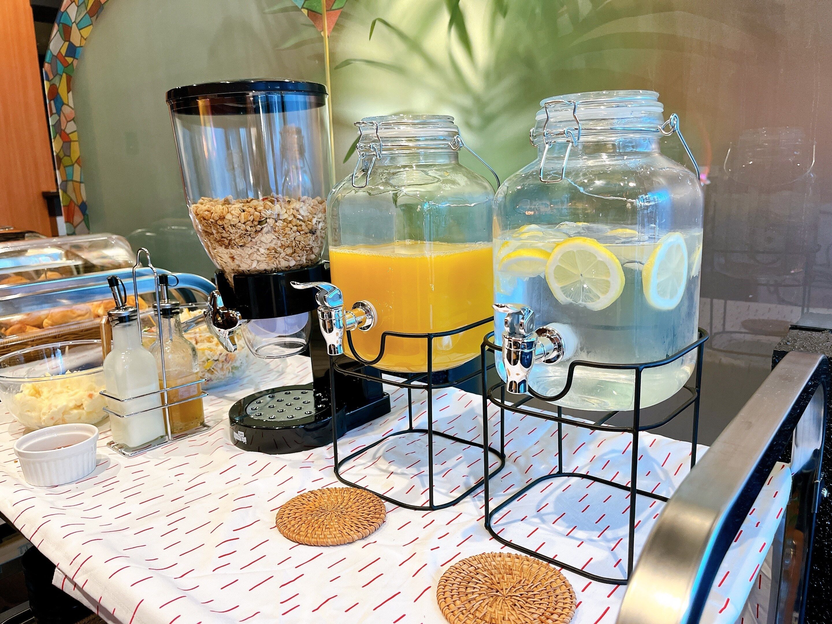 Un bufé de desayuno con diversas opciones de comida y bebidas.
