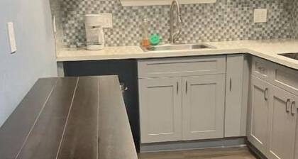 1.5 blks to beach. Pet friendly unit close to cruise terminal/ local attractions