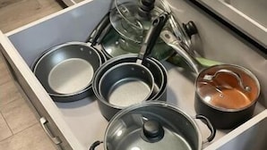 Een keukulaadje met verschillende pannen en kookpotten.