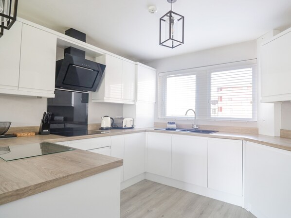 Refrigerador, tetera/pava eléctrica, tostadora, utensilios de cocina