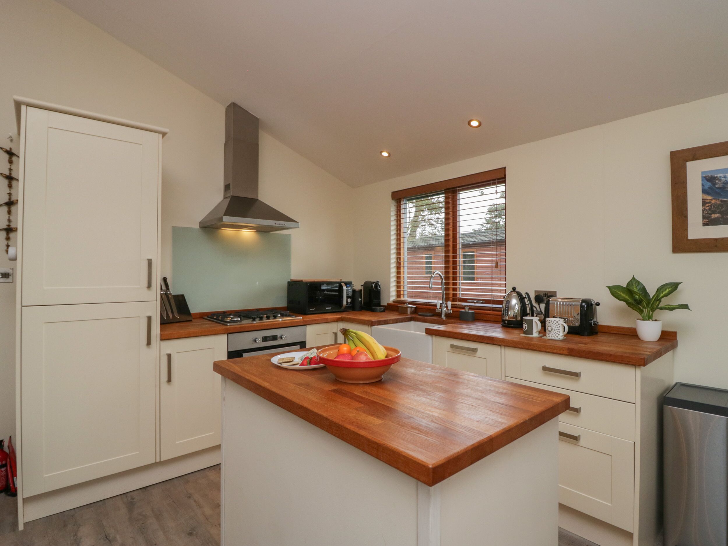 ثلاجة، غسالة أطباق، غلّاية كهربائية، محمصة خبز