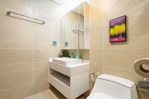 Doccia, asciugacapelli, bidet, asciugamani