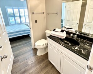 Dusch, hårtork, handdukar och tvål