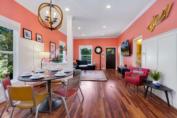 Talo, useita sänkyjä, poreamme, näköala puutarhaan (604 W Magnolia) | Ruokailu