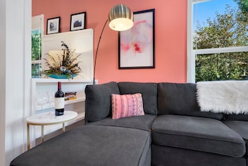 The Magnolia House in Old Town - Private Hot Tub