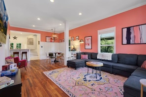 Ferienhaus, Mehrere Betten, Whirlpool, Gartenblick (604 W Magnolia) | Wohnbereich | 40-Zoll-Fernseher mit Kabelempfang