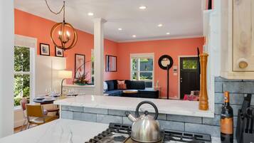 Hus, flere senger, spabadekar, hageutsikt (604 W Magnolia) | Eget kjøkken | Kjøleskap, mikrobølgeovn, ovn og kokeplater