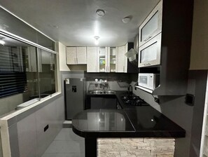 Refrigerador, microondas, parrilla de estufa y cafetera y tetera 